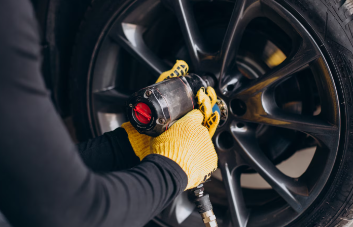 Reifenwechsel und das Aussehen des Autos – die Rolle von Details wie lackierten Kotflügeln. Wann ist der beste Zeitpunkt dafür und wie lagert man Reifen? 2026