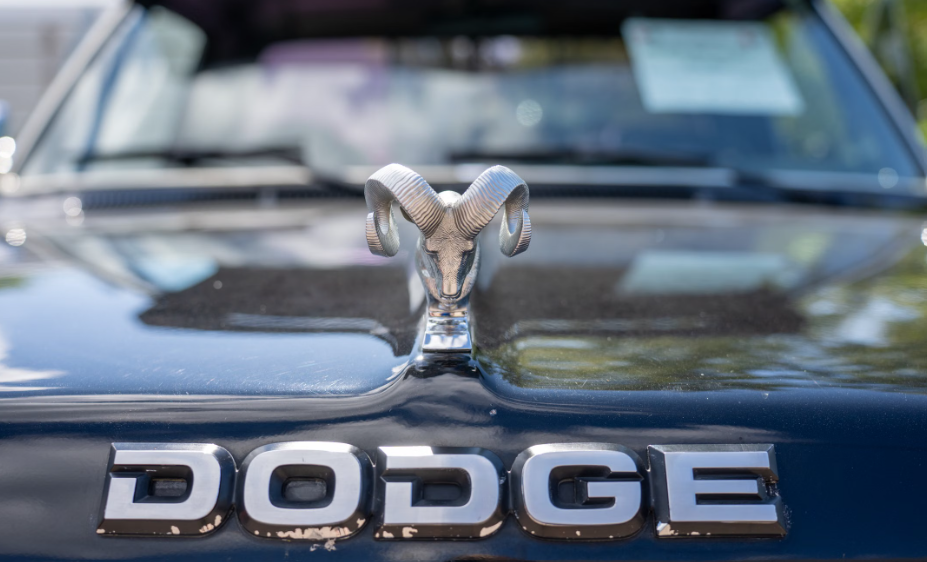 Wie überprüft man den Lackcode bei einem Dodge? Der vollständige Leitfaden für Fahrer (2026)