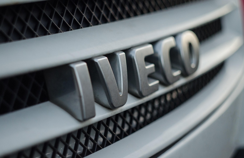 Wie kann man den Lackcode eines Iveco-Fahrzeugs überprüfen? Der komplette Fahrer-Ratgeber (2026)