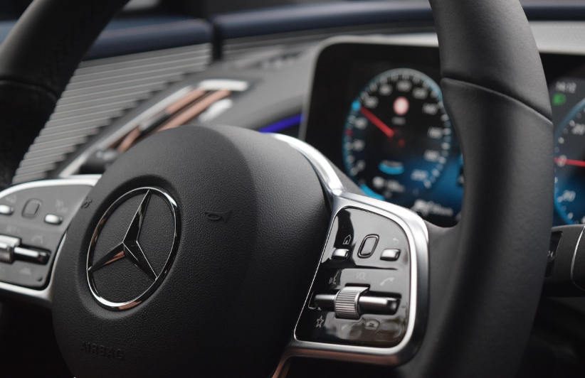 Wie findet man den Lackcode bei einem Mercedes? Der komplette Ratgeber für Autofahrer 2026